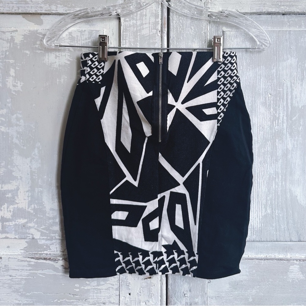 Vintage mid-2000s Wet Seal black and white geometric patterned mini wiggle skirt - Picture 4 of 6